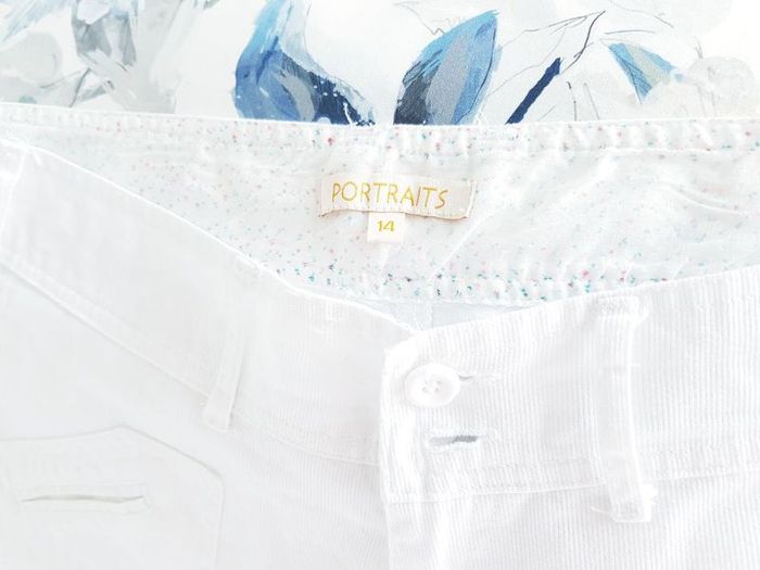 White 3/4 Length Trousers - Size 14