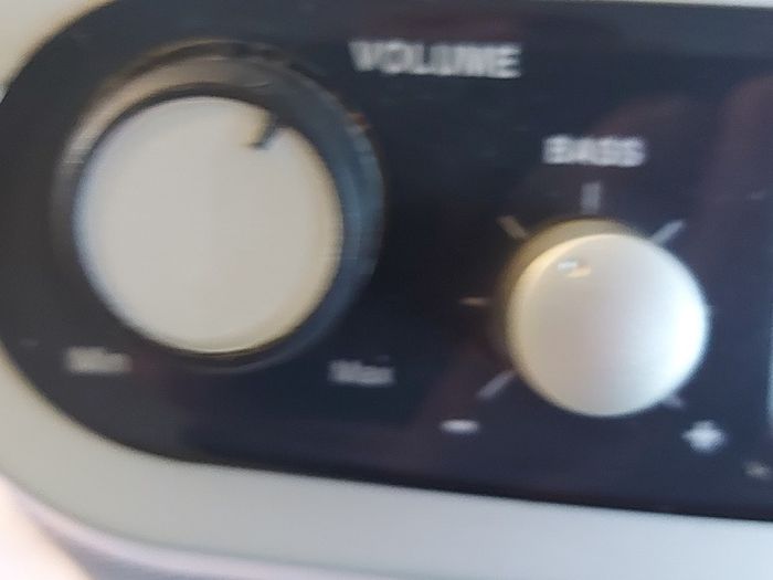 ROBERTS Classic 928, 3 Band Portable Radio with 4 FM Station Presets, Excellent condition, works perfect