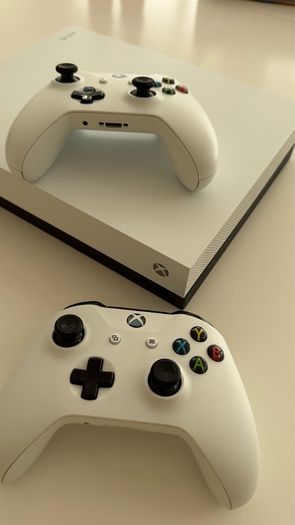Xbox One S 1TB Console (White) + 2 Wireless Controllers