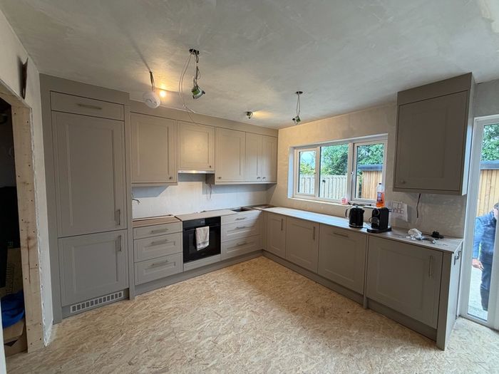 Carpenter Handyman kitchen fitter Flat pack specialist