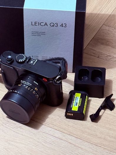 Leica Q3 43 plus extras