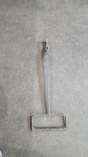 Manhole cover key