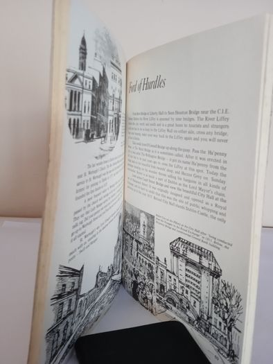 Me Jewel and Darlin' Dublin by Eamonn MacThomais. Illustrated by Michael O'Brien (HQ876)
