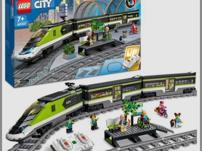 Lego trainset and tracks