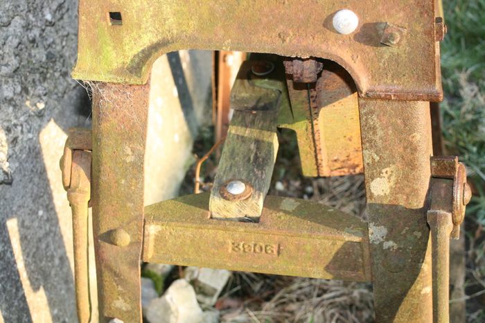 Antique Bentall Patent Unchokable  ROOT CUTTER Flower Pot