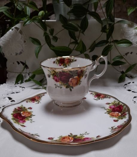 Royal Albert Country Roses 2 "tennis sets"