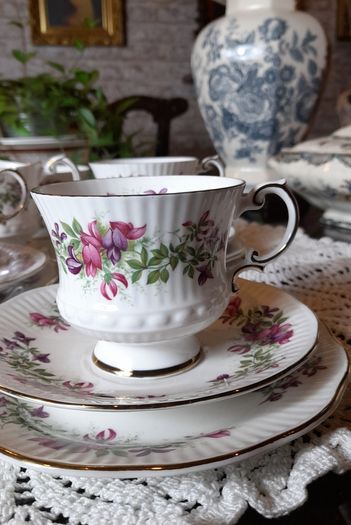 Vintage "Elizabeth " fuchsia tea set