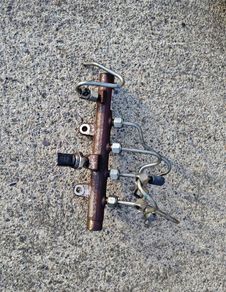 2013 1.5 DCI Fuel Rail With sensor and pipes