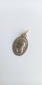 375 9ct gold Virgin Mary pendant