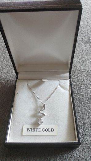 9k white gold pendant