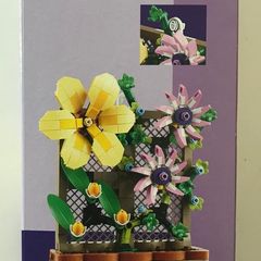 Lego 40683 flower trellis display