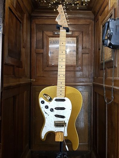 Dewey Decibel Flipout Reverse Strat 2004
