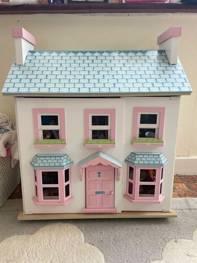 Le Toy Van Mayberry Manor Dolls House + Furniture