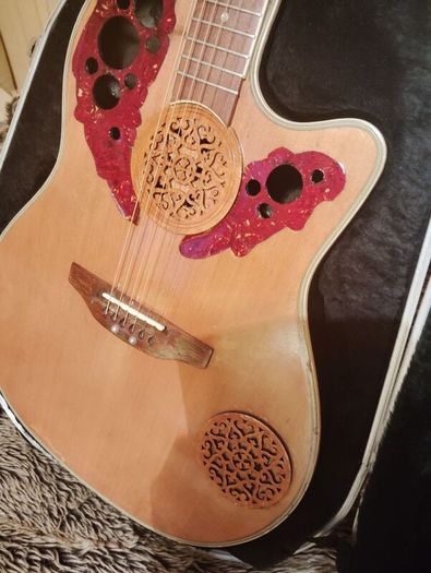 semi acoustic guitar