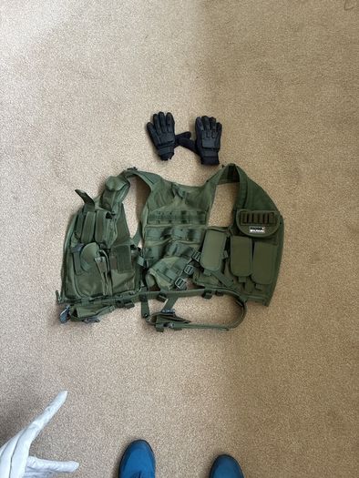airsoft vest and gloves