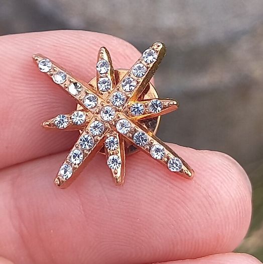 Vintage jewelry is sold individually for 5 to 10 euros
