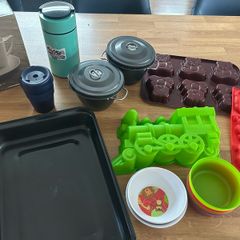 baking trays and kitchen items