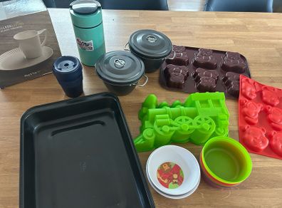 baking trays and kitchen items