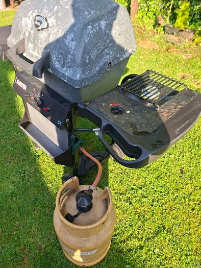 Gas barbecue and bottle.