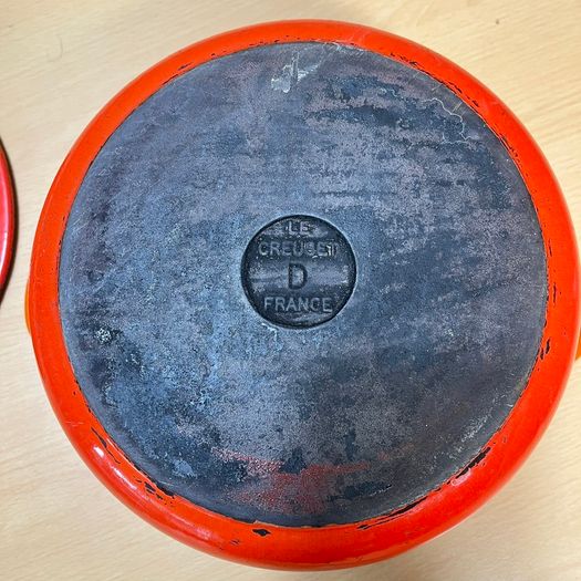 Le Creuset Cast Round Iron Casserole Dutch Pot & Lid 22cm Size D Volcanic Orange