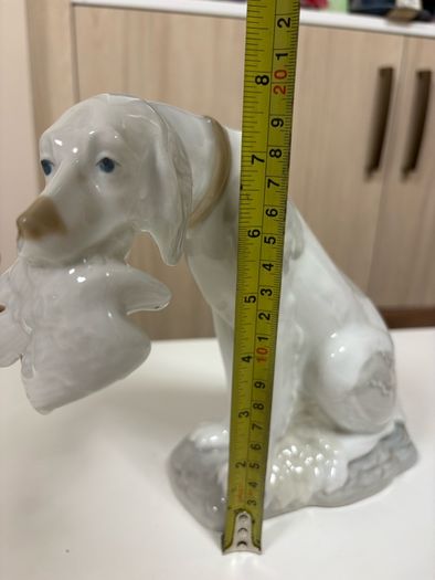 Vintage porcelain hunting dog figurine with a bird in its mouth, made by D'Art SA in Spain