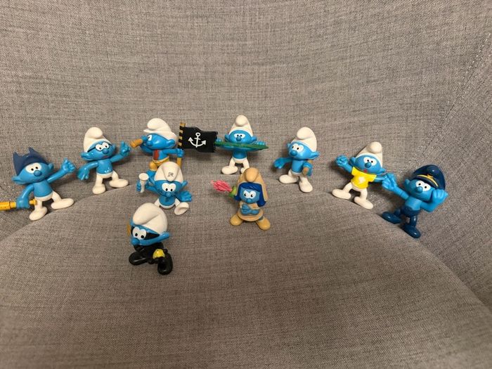 Lot of 10 Smurfs figurines