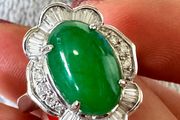 18k white gold Jade Ring with diamonds