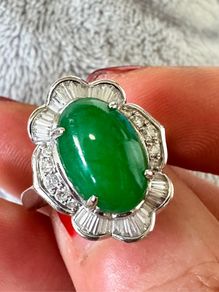 18k white gold Jade Ring with diamonds