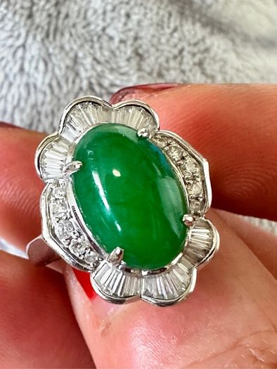18k white gold Jade Ring with diamonds