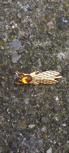 Vintage jewelry is sold individually for 5 to 10 euros