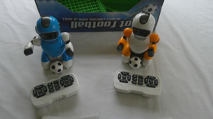 Remote Control Robot Football Game of Skill RC Soccer Set 2 Robots 2 Controllers 386601