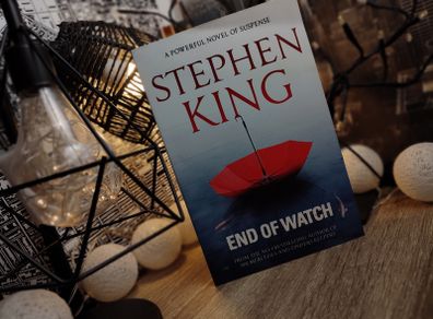 End of Watch ! Stephen King ! Bill Hodges Book 3! Winner for Best Mystery & Thriller (2016) ! 2016 ! by Hodder & Stoughton !