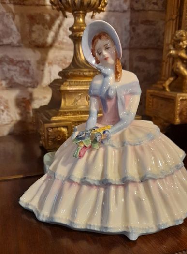 Royal Doulton figurine "Day dreams"