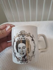 Silver Jubilee Mug Queen Elizabeth