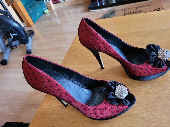 Merbur dark red / black polka high heels size 6