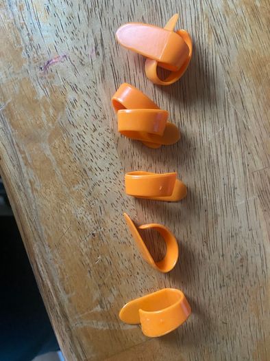 Slick thumbpicks 30 pieces (7 light/15 medium/8 speed)