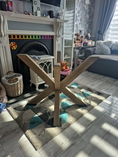 round dining table