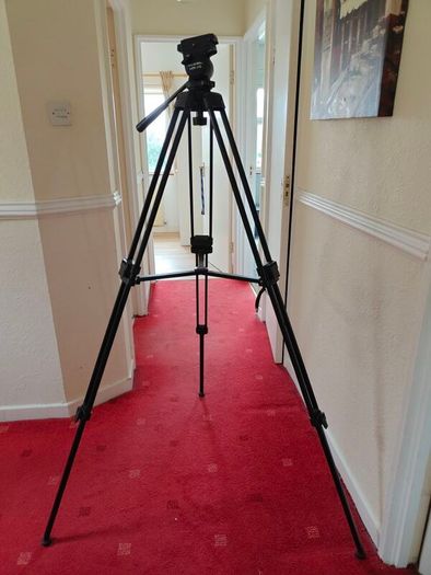 Tripod with fluid head