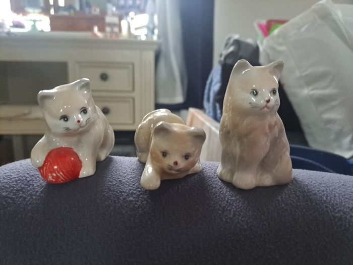 figurines x 3 kittens