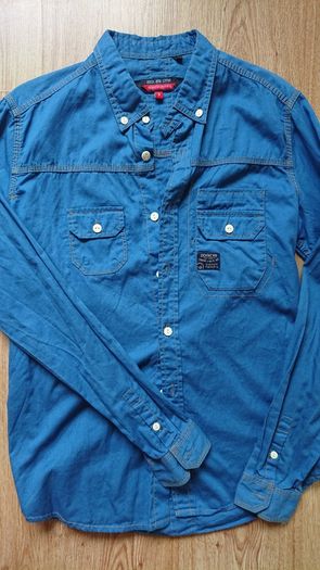 Duck and Cover T-shirt. Size S