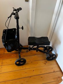 Knee Scooter: dual brakes, foldable, indoor or outdoor use