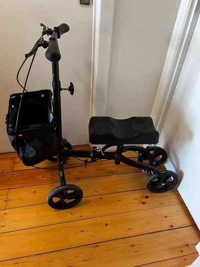 Knee Scooter: dual brakes, foldable, indoor or outdoor use
