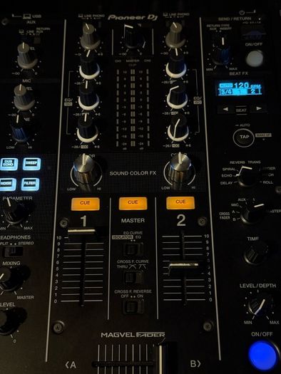 CDJ-2000 Nexus + Hard Cases