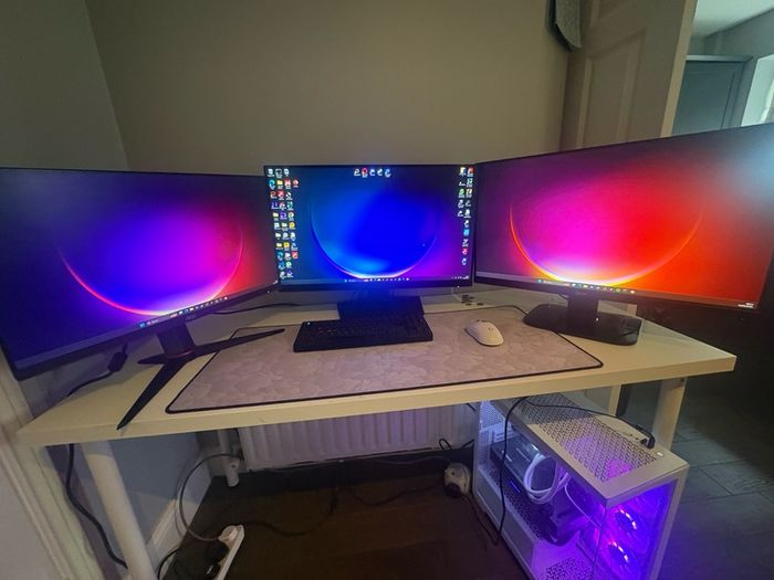 High-end Gaming setup - Ryzen 7 7700x / RX 7800 XT / Triple monitors