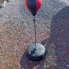 Freestanding punch ball