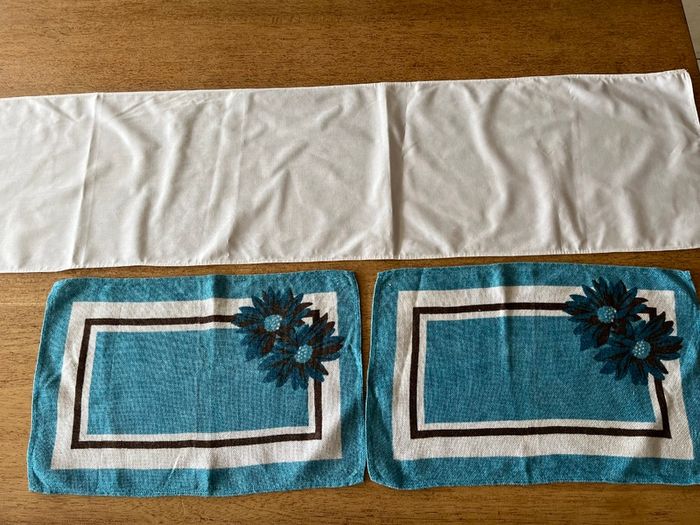 White table runner and 2 blue napkins