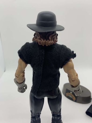 wwe elite Wrestlemania 34 The Undertaker with entrance greats clothing & stand action figure