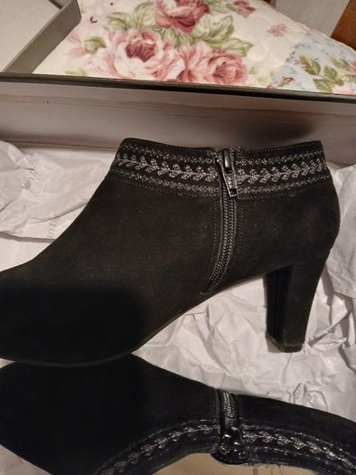 Van dal ankle boots wide fitting 61/2 EE black suede