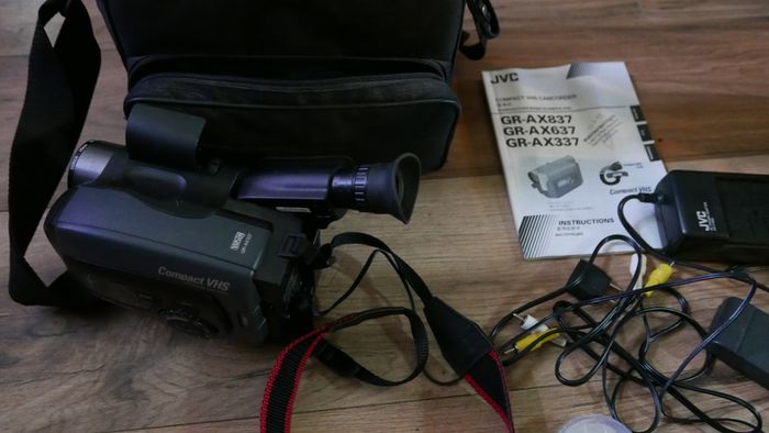 JVC GR-AX337E Compact VHS Camcorder + Carry Bag & Charger (the battery doesn't hold a charge - it works perfectly on the charger)