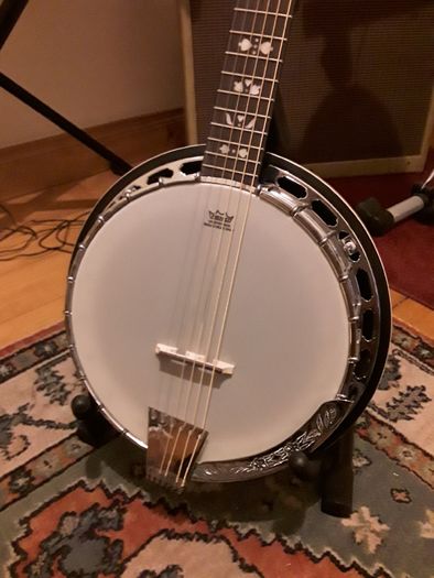 Left hand 6 string banjo